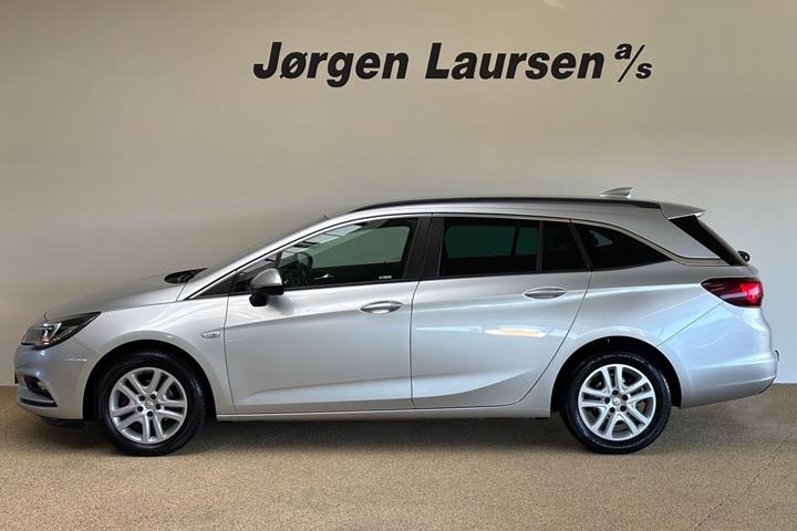 Sølv Opel Astra fra 2017