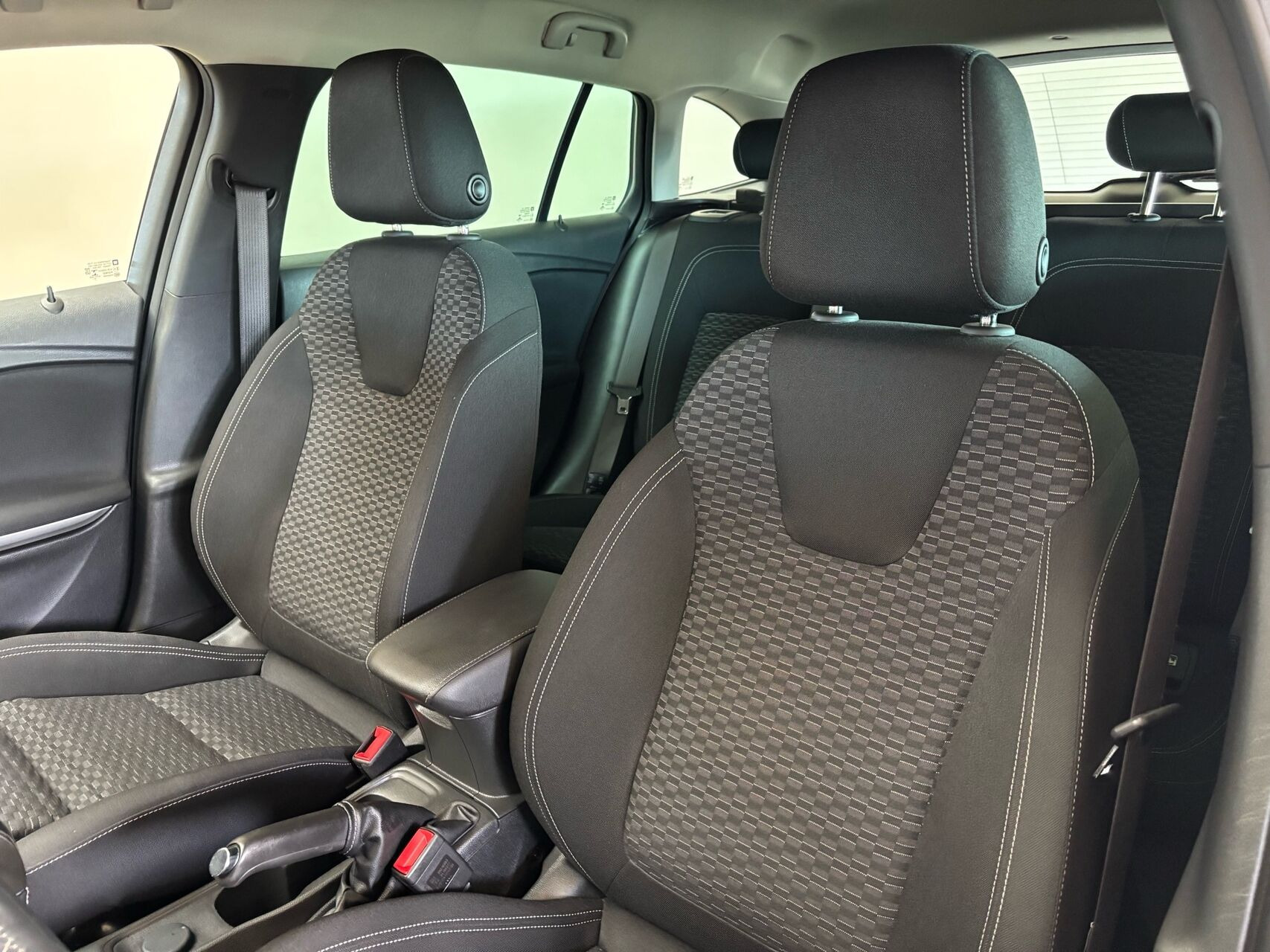 Sølv Opel Astra fra 2017