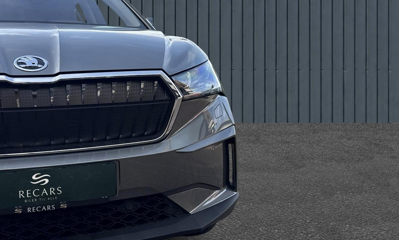 Grå Skoda Enyaq fra 2023