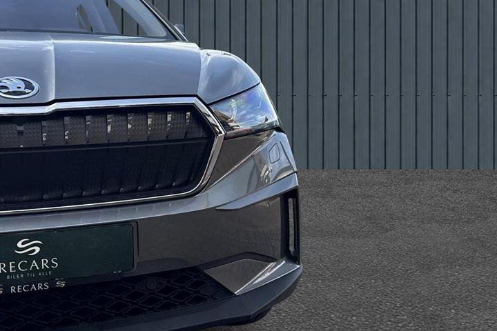 Grå Skoda Enyaq fra 2023