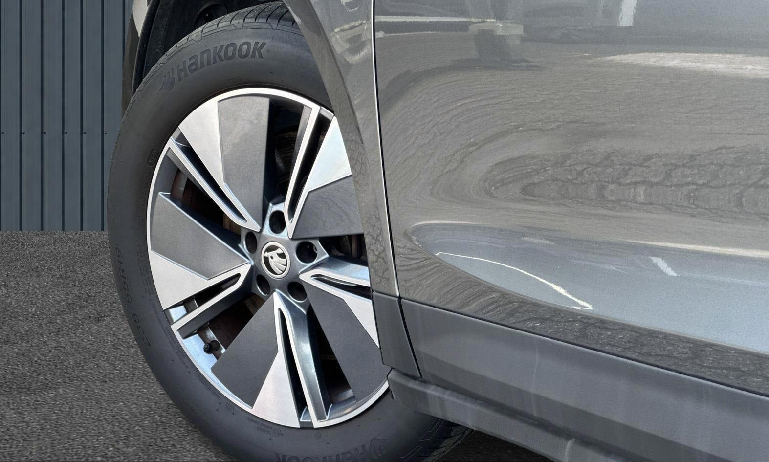 Grå Skoda Enyaq fra 2023