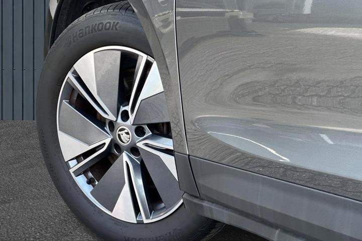 Grå Skoda Enyaq fra 2023