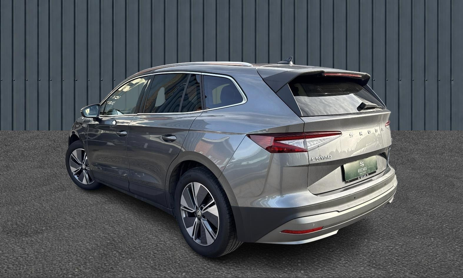 Grå Skoda Enyaq fra 2023