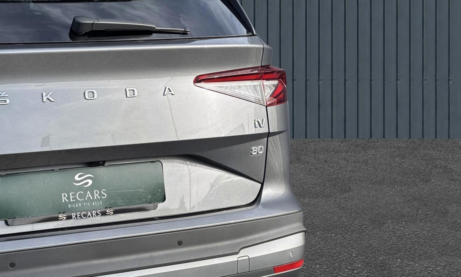 Grå Skoda Enyaq fra 2023