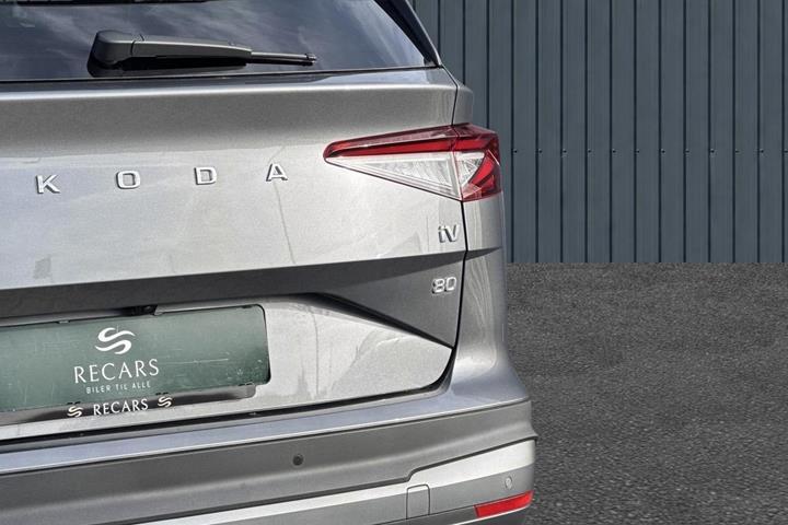 Grå Skoda Enyaq fra 2023