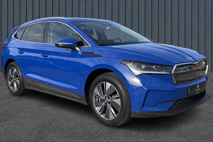Blå Skoda Enyaq fra 2023