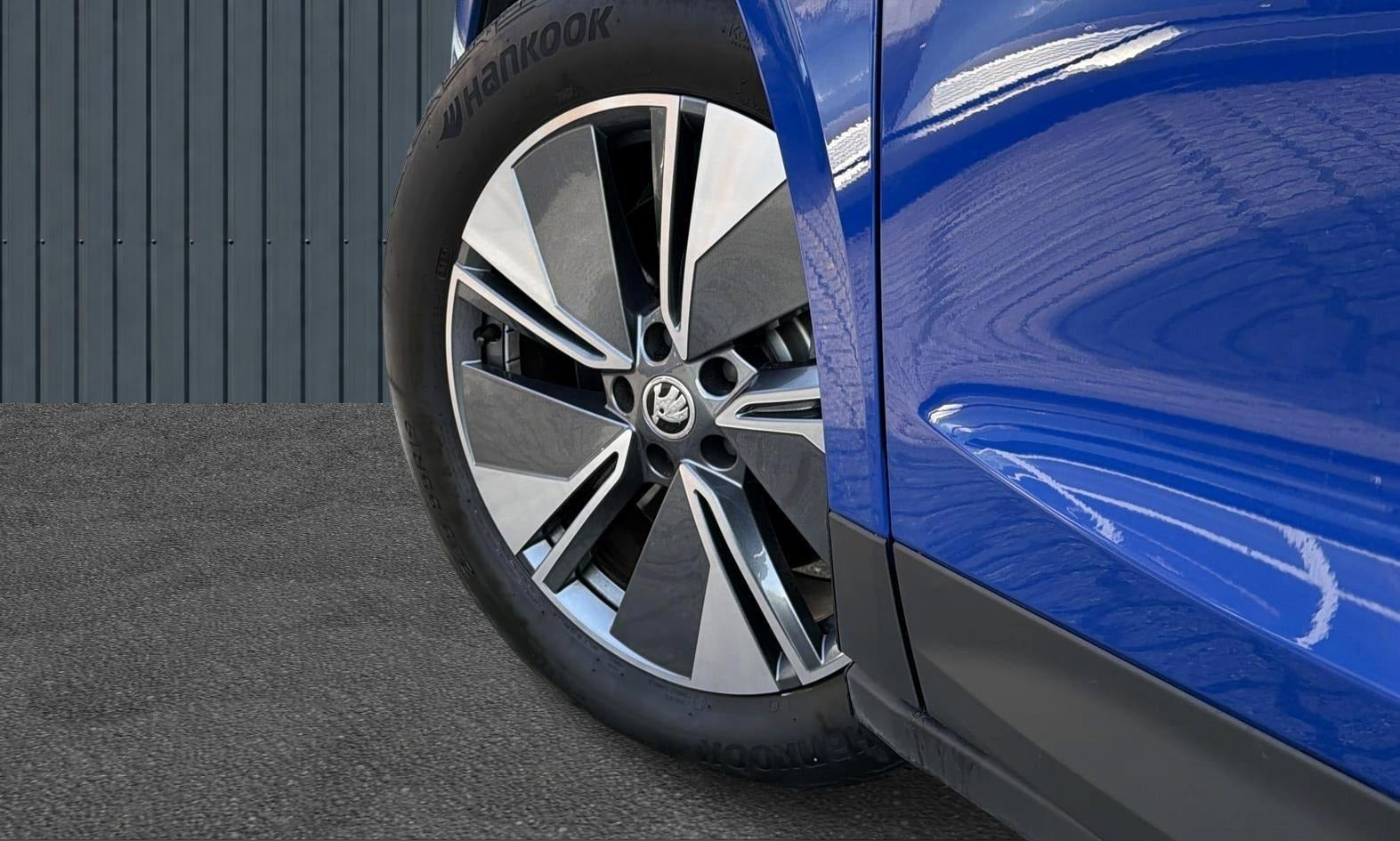 Blå Skoda Enyaq fra 2023