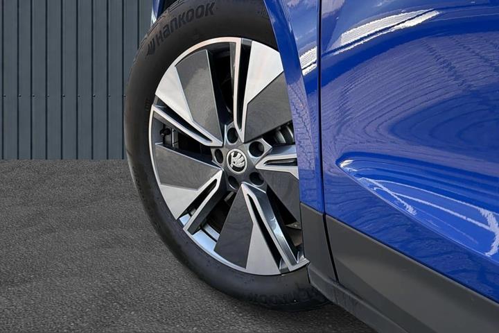 Blå Skoda Enyaq fra 2023