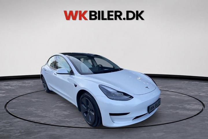 Hvid Tesla Model 3 fra 2023
