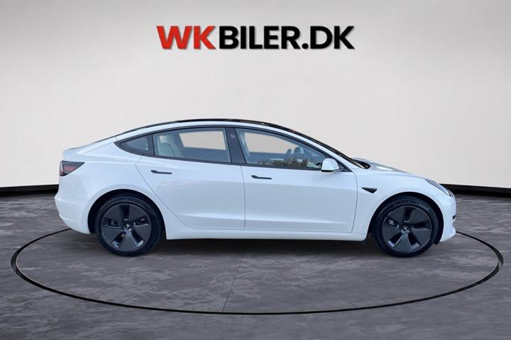 Hvid Tesla Model 3 fra 2023