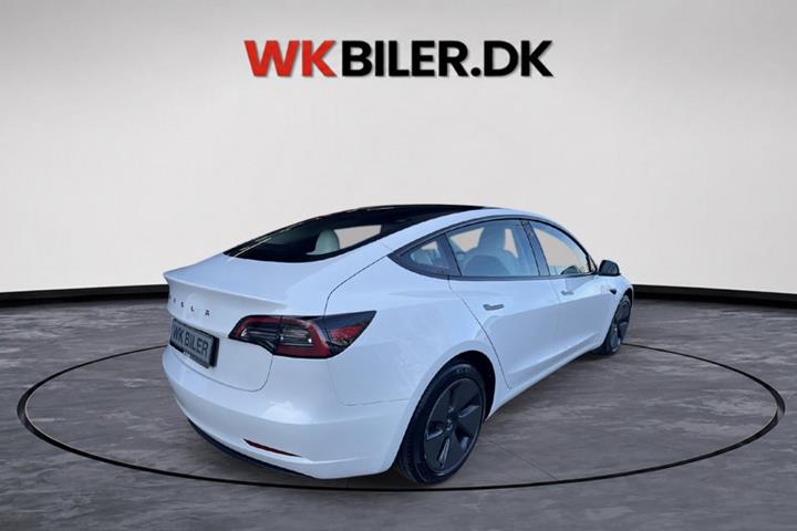 Hvid Tesla Model 3 fra 2023