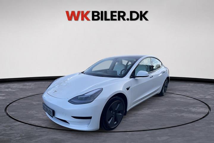 Hvid Tesla Model 3 fra 2023