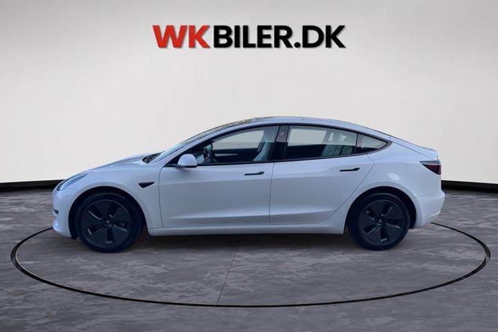 Hvid Tesla Model 3 fra 2023