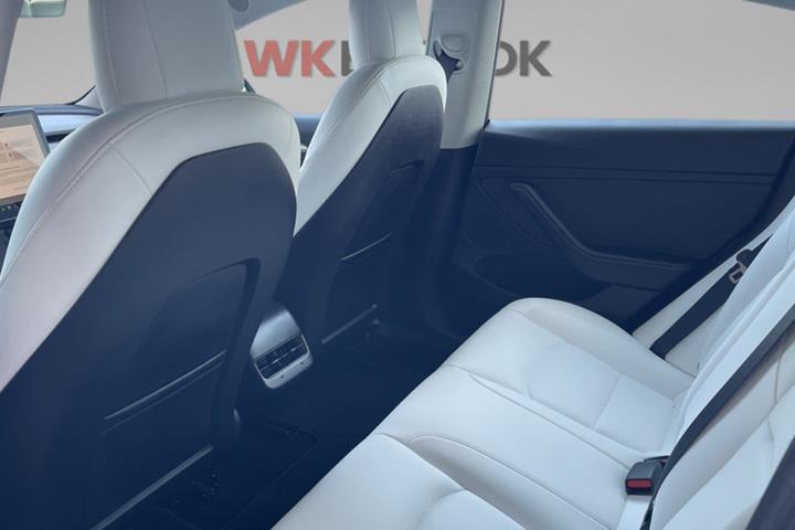 Hvid Tesla Model 3 fra 2023