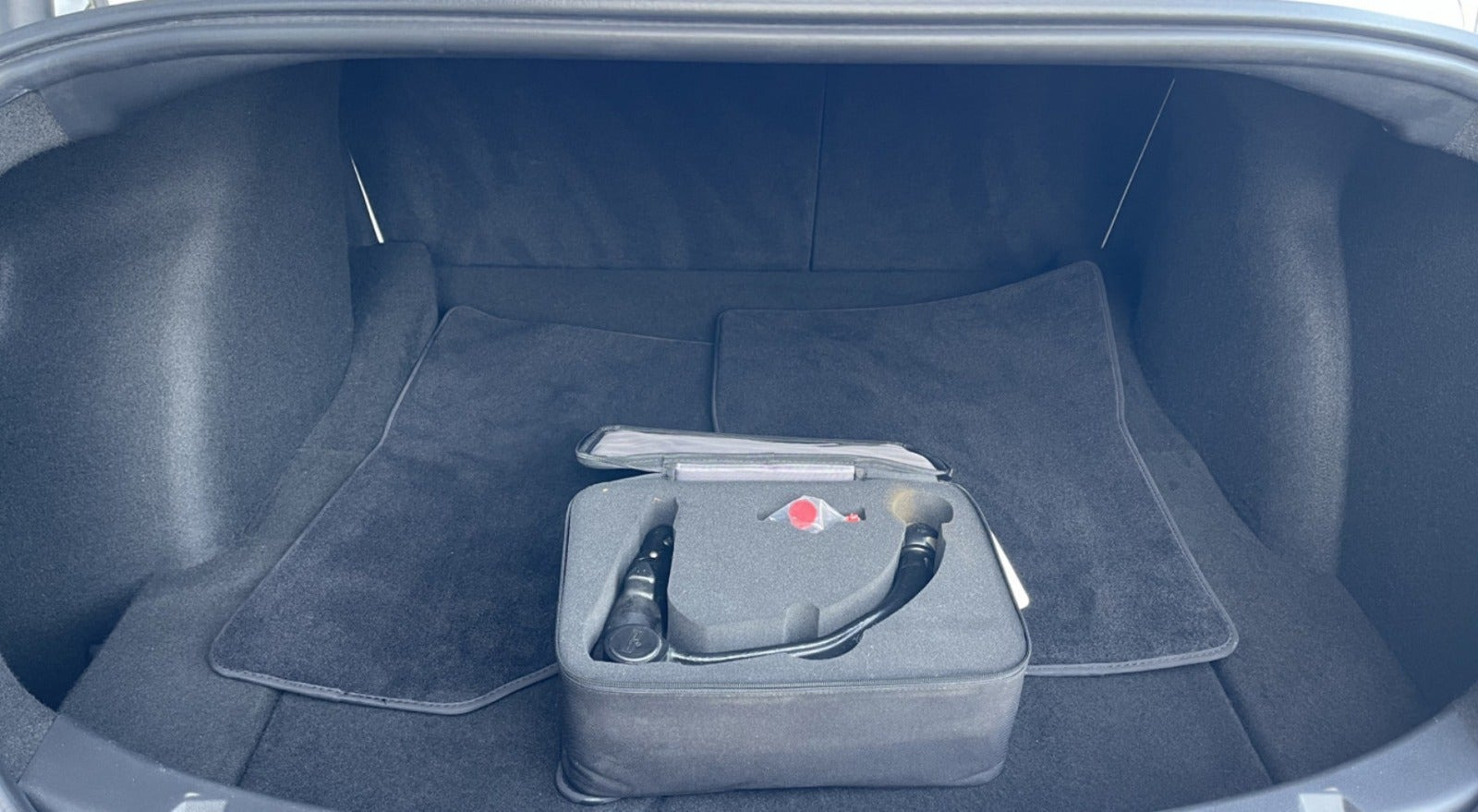 Hvid Tesla Model 3 fra 2023