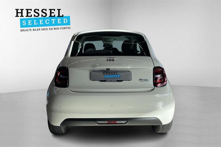 Hvid Fiat 500e fra 2024