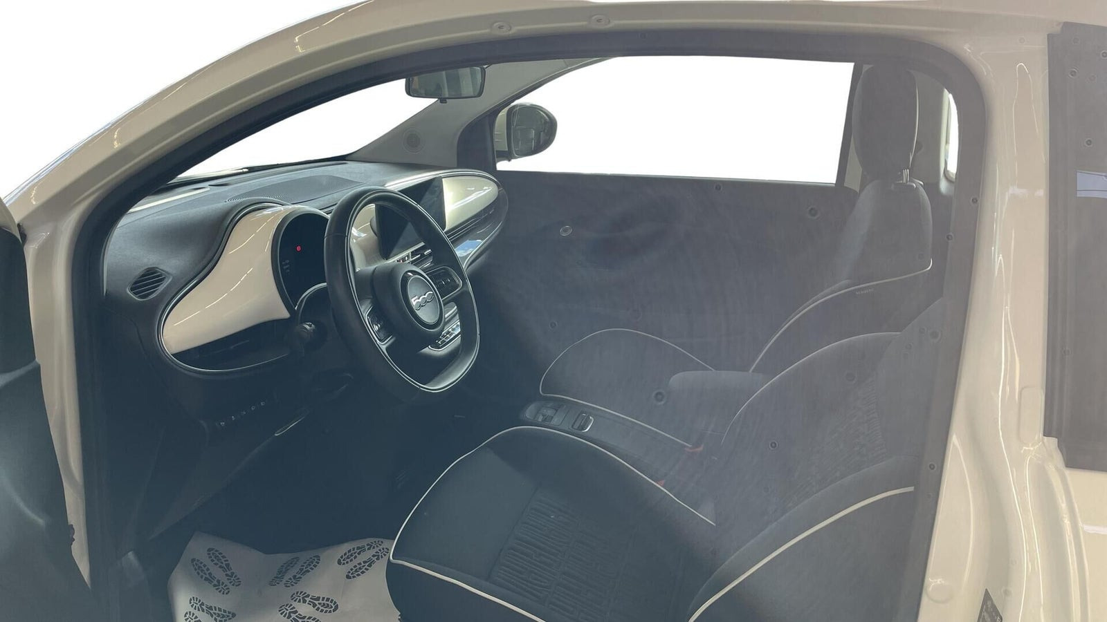 Hvid Fiat 500e fra 2024