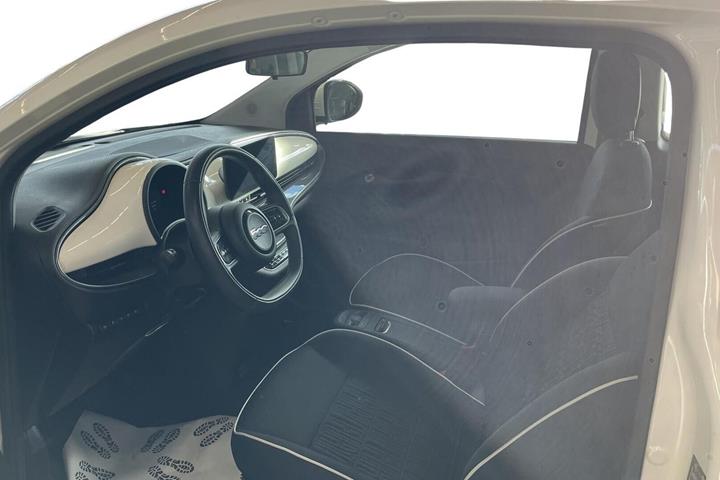 Hvid Fiat 500e fra 2024