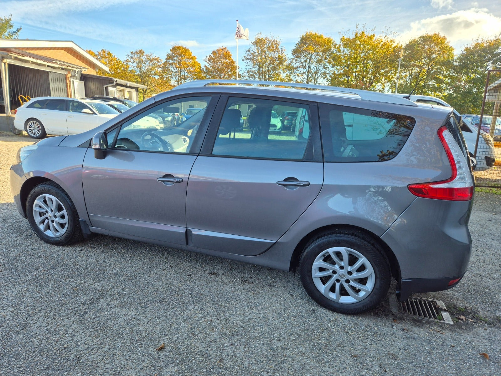 Grøn Renault Grand Scenic III fra 2014