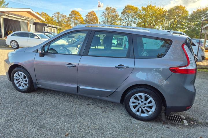 Grøn Renault Grand Scenic III fra 2014