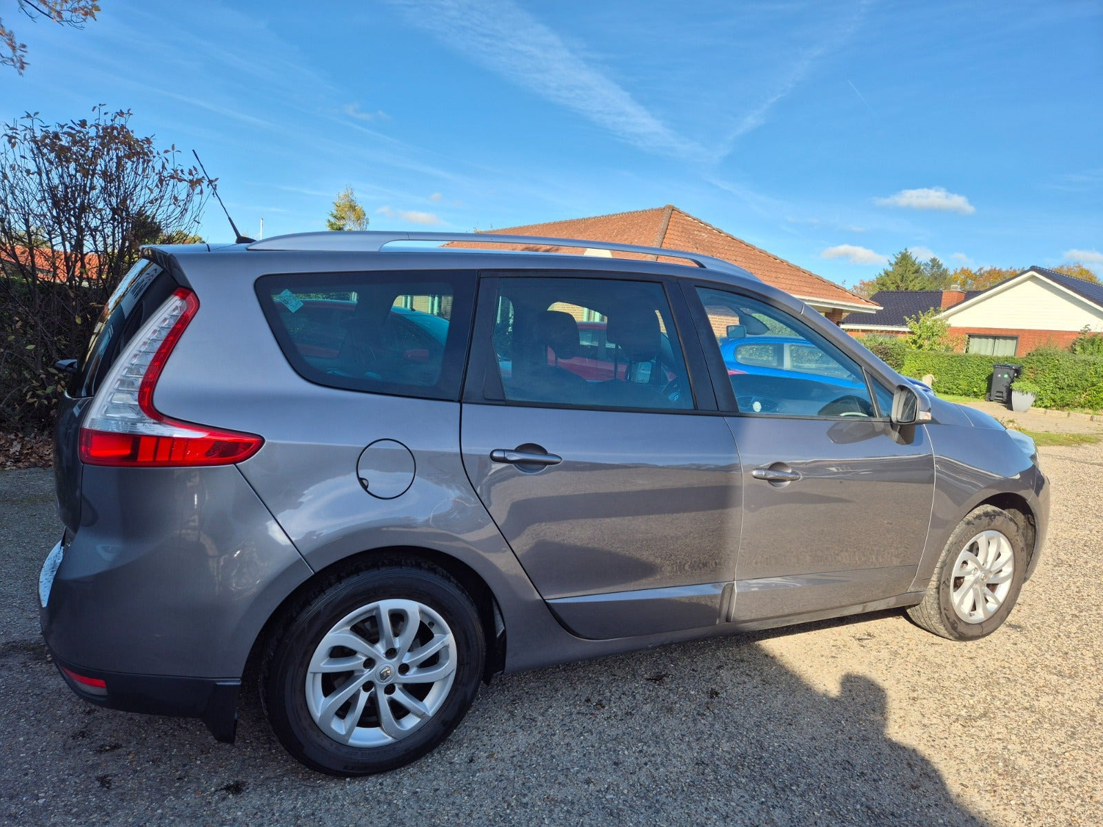Grøn Renault Grand Scenic III fra 2014
