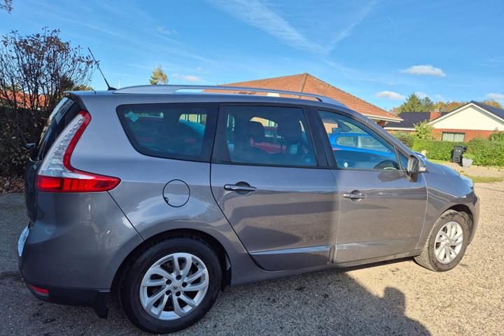 Grøn Renault Grand Scenic III fra 2014