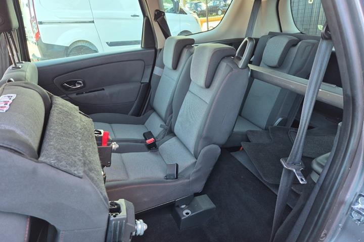 Grøn Renault Grand Scenic III fra 2014