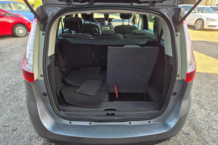 Grøn Renault Grand Scenic III fra 2014