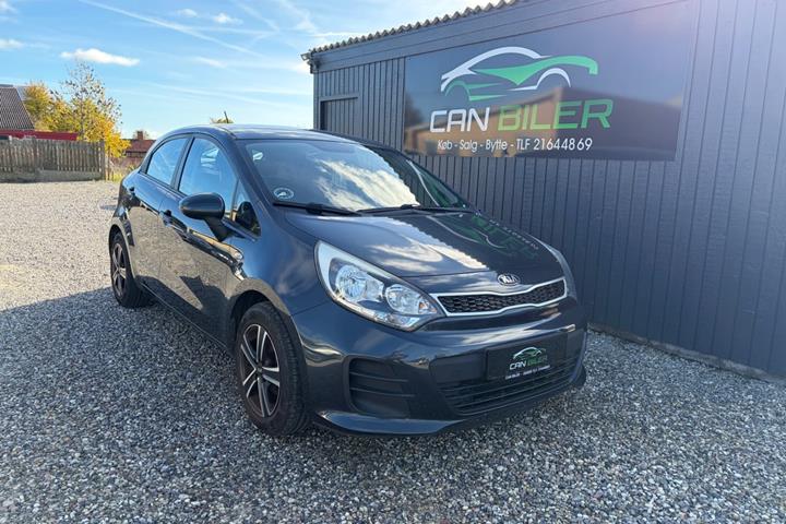 Blå Kia Rio fra 2015 set udefra