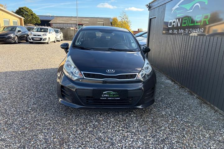Blå Kia Rio fra 2015