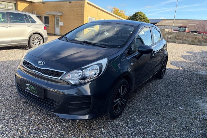 Blå Kia Rio fra 2015