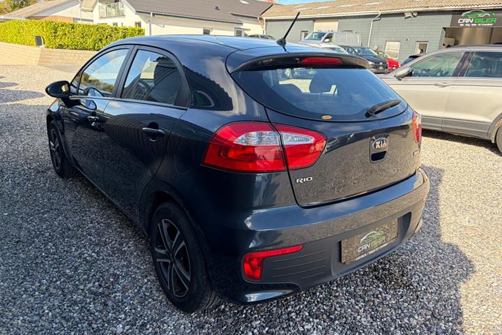 Blå Kia Rio fra 2015