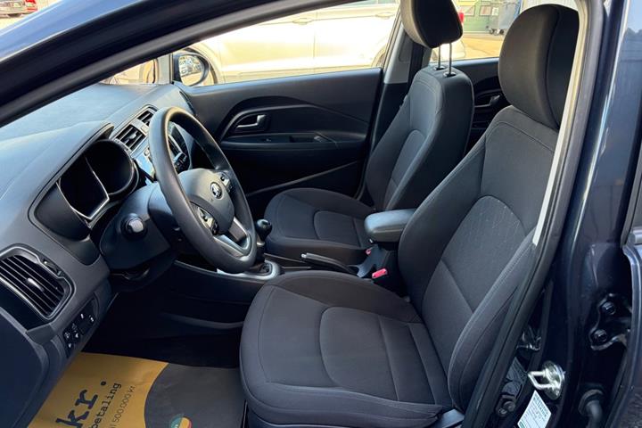Blå Kia Rio fra 2015