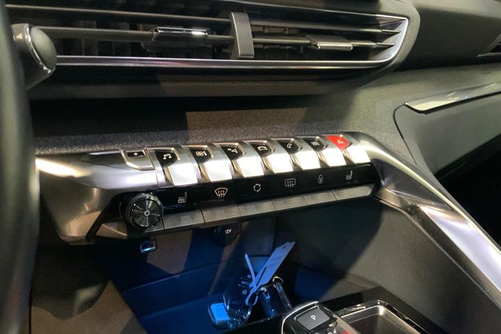 Sort Peugeot 3008 fra 2020