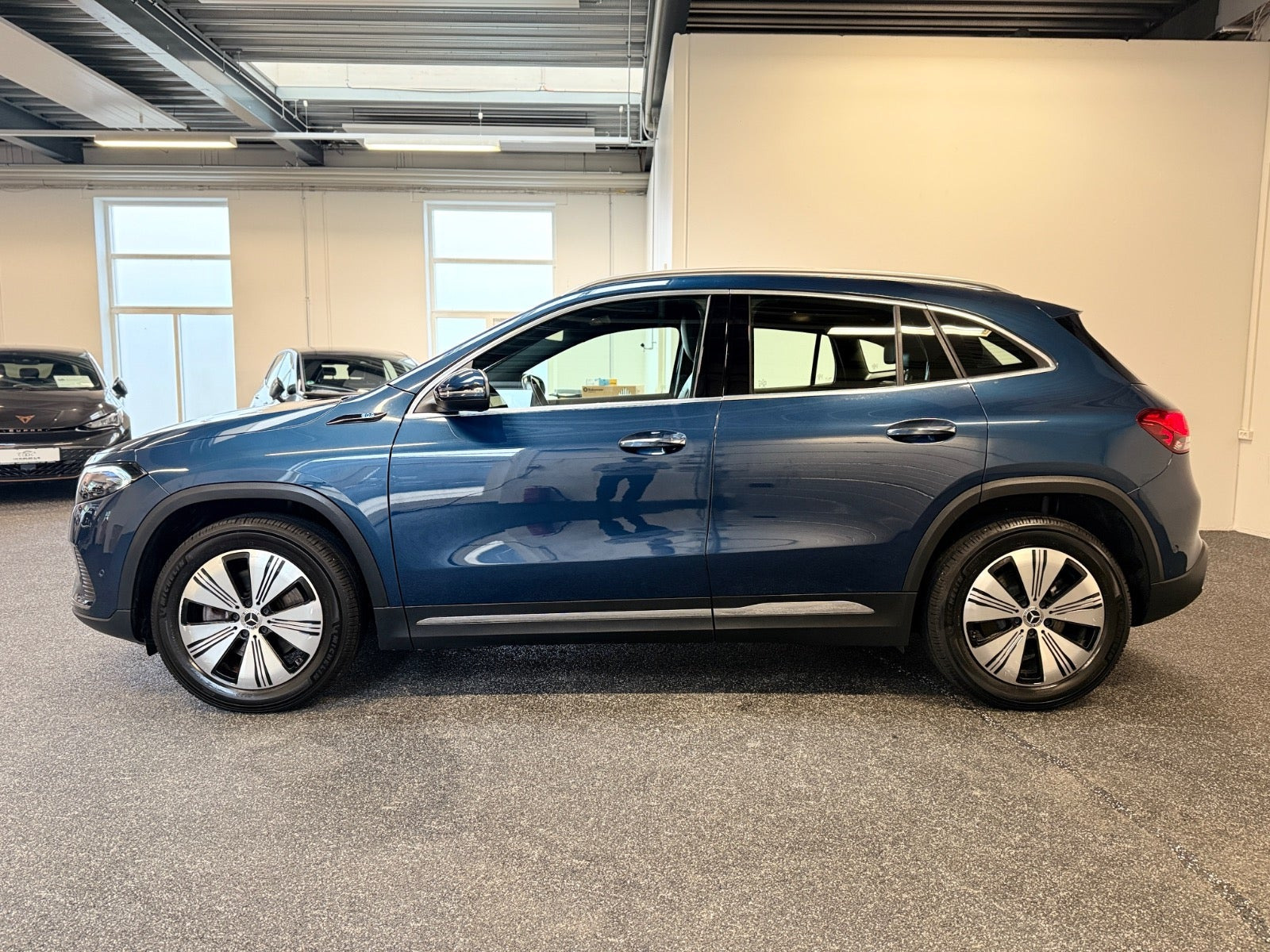 Blå Mercedes EQA250 fra 2022