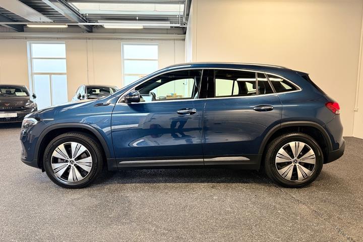 Blå Mercedes EQA250 fra 2022