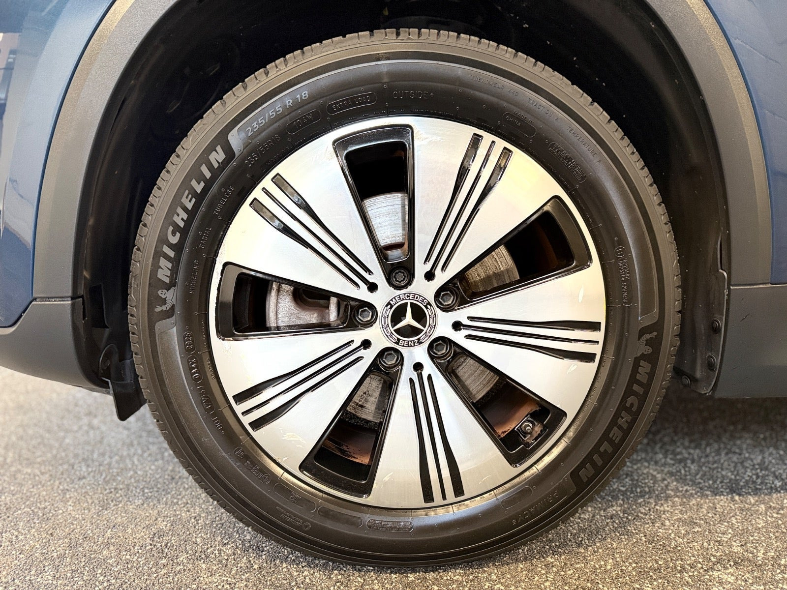 Blå Mercedes EQA250 fra 2022