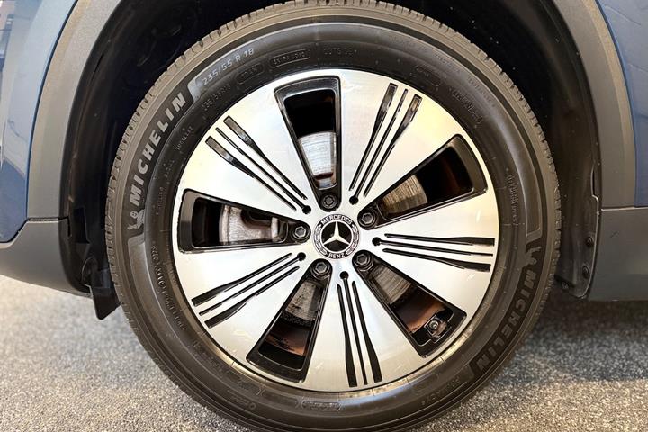 Blå Mercedes EQA250 fra 2022