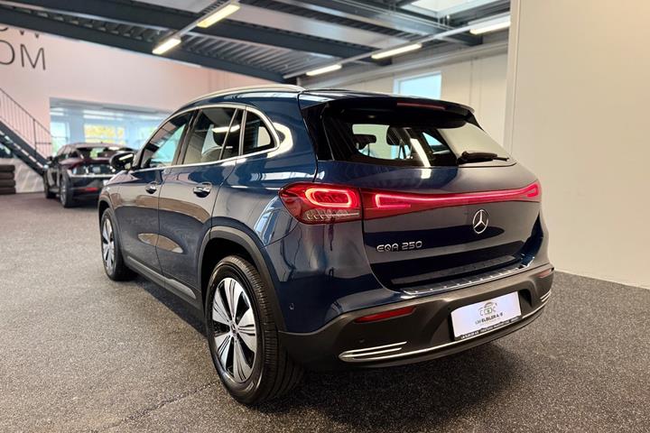 Blå Mercedes EQA250 fra 2022