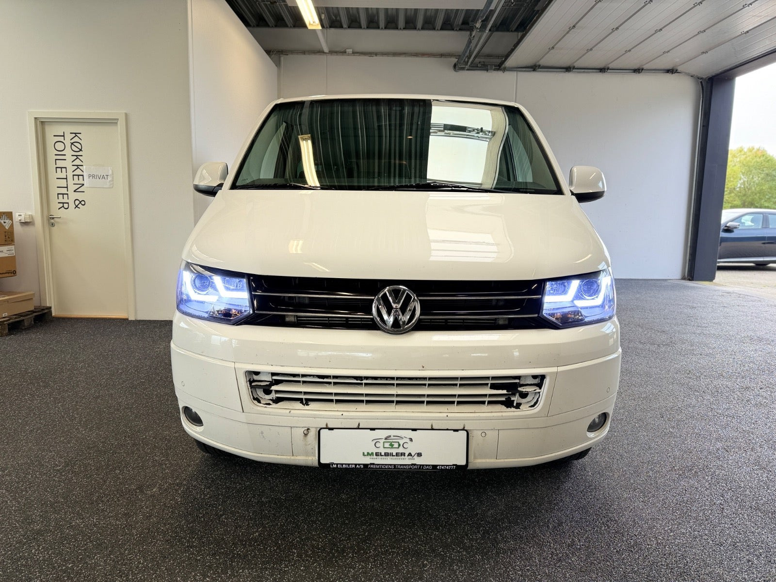 Hvid VW Caravelle fra 2012