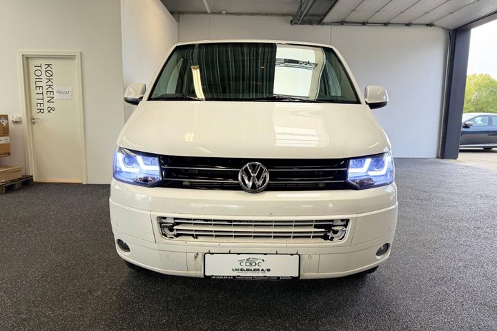 Hvid VW Caravelle fra 2012