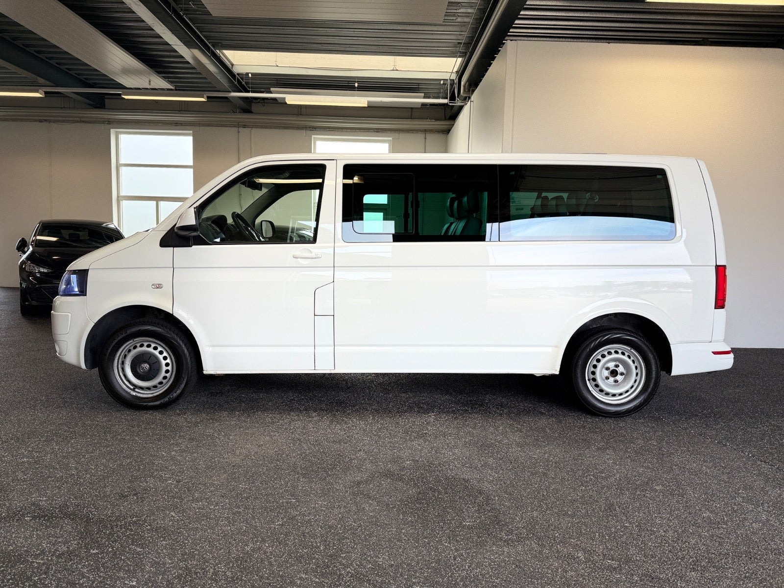 Hvid VW Caravelle fra 2012