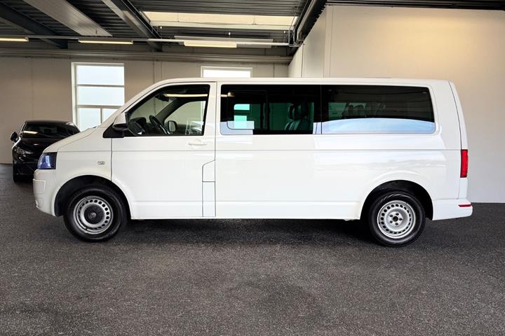 Hvid VW Caravelle fra 2012