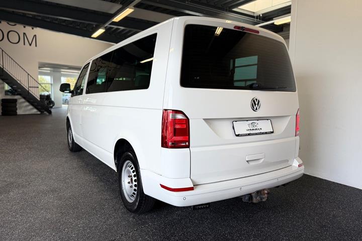 Hvid VW Caravelle fra 2012