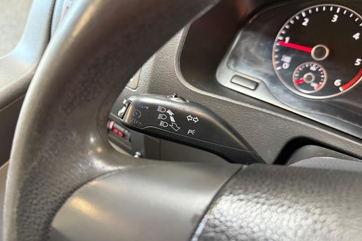 Hvid VW Caravelle fra 2012