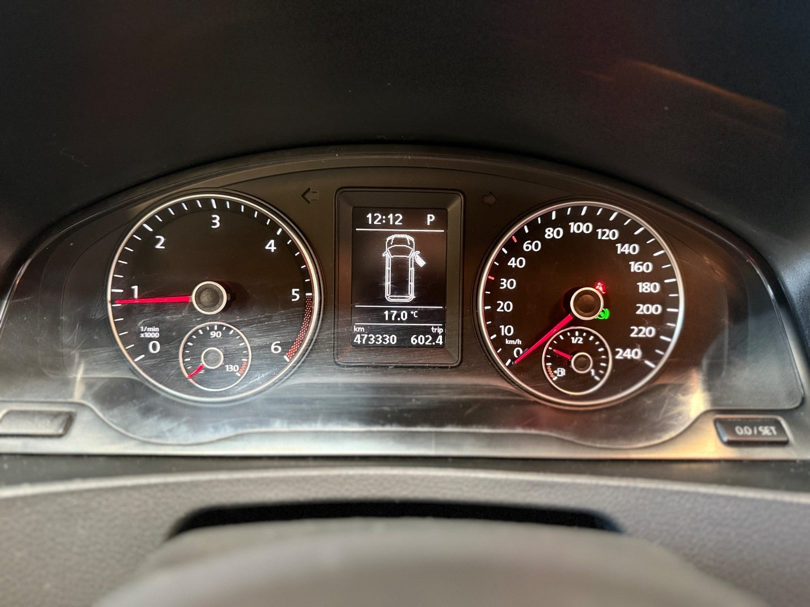 Hvid VW Caravelle fra 2012