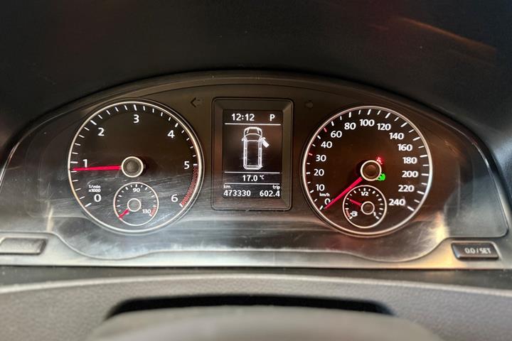Hvid VW Caravelle fra 2012