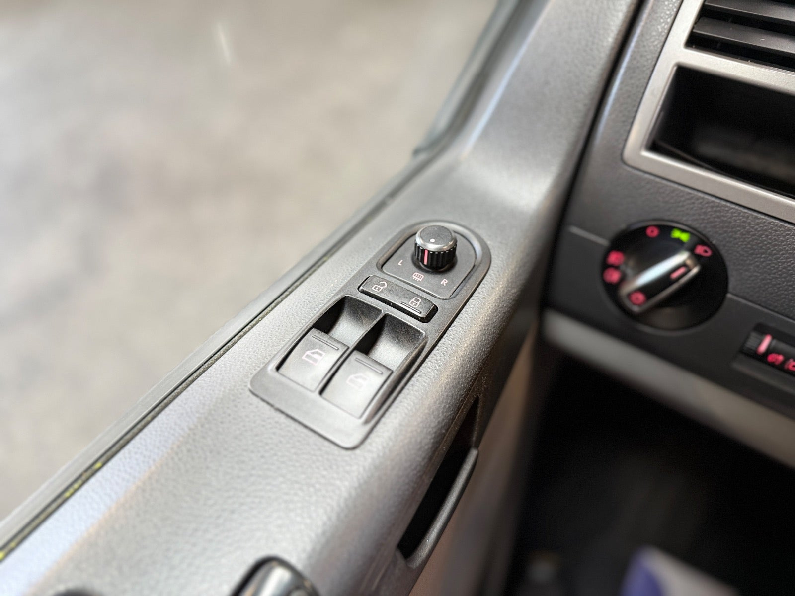 Hvid VW Caravelle fra 2012