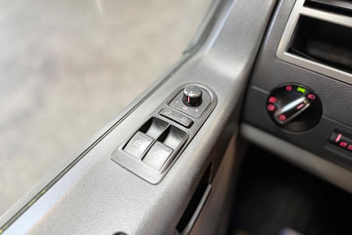 Hvid VW Caravelle fra 2012