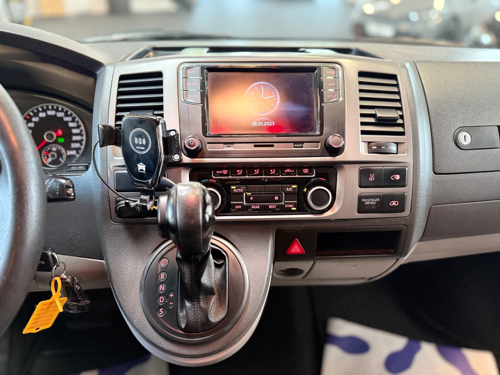Hvid VW Caravelle fra 2012